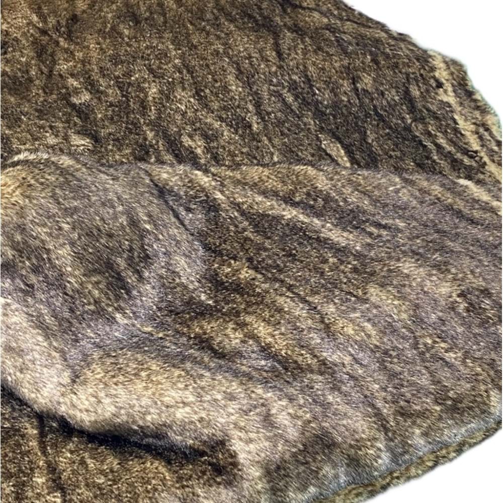 suni kürk kumaşlar ile sıcak tutan kabanlar dik