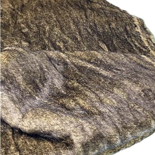 suni kürk kumaşlar ile sıcak tutan kabanlar dik