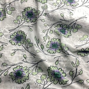 beyaz zemin üzerine nakış ve çiçekdesenli kupon parça kumaş gorseli